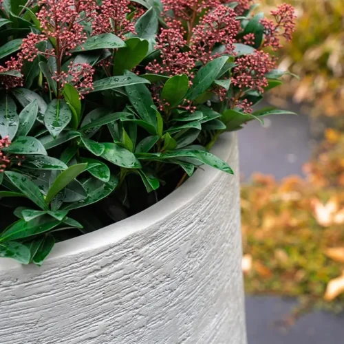 Plantenbak model Kivo 4 Robuuste steenlook en ultieme duurzaamheid: de KIVO plantenbak met bodem is ideaal voor tuin, terras of semi-openbare ruimtes.